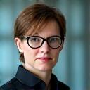 Porträt von Dr. Anna Schneider, einer Expertin für internationales Finanzwesen