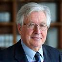 Porträt von Professor Dr. Klaus Meier, einem erfahrenen Wirtschaftsprofessor