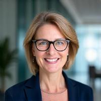 Porträt von Dr. Elena Schmidt, einer erfahrenen Führungskraft mit C-Level-Erfahrung.